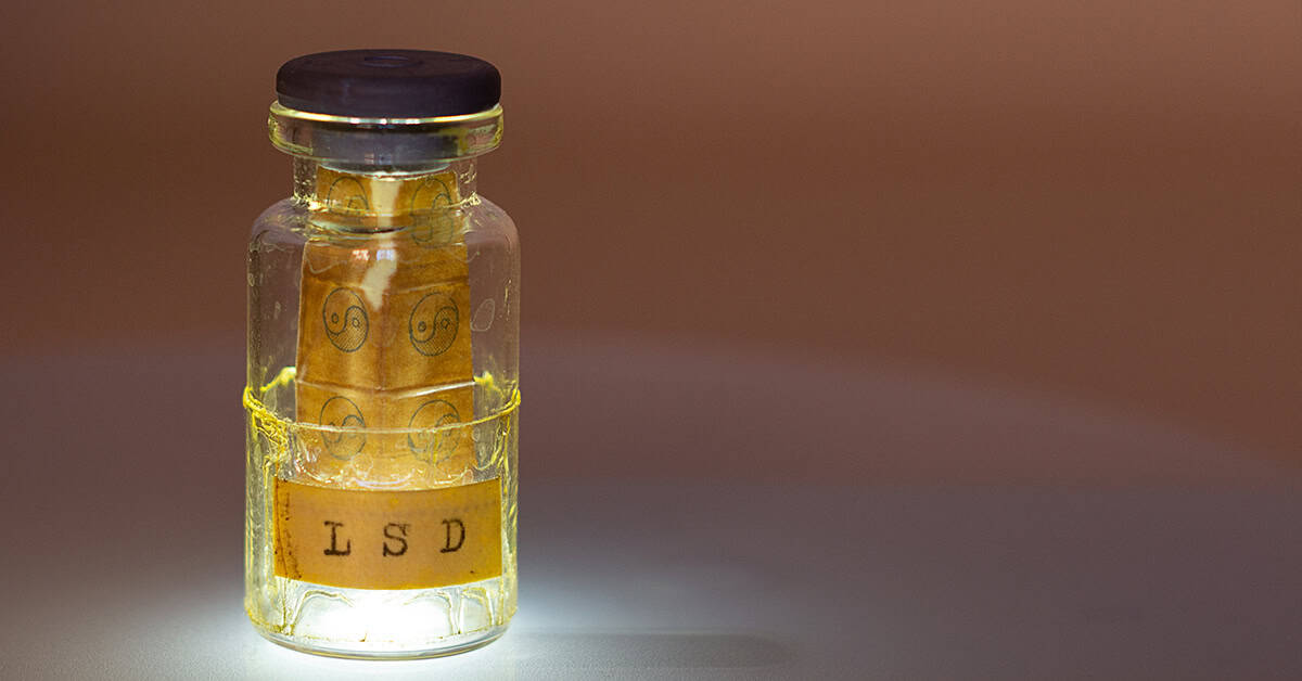 Francobolli di droga con LSD e acido su carta assorbente